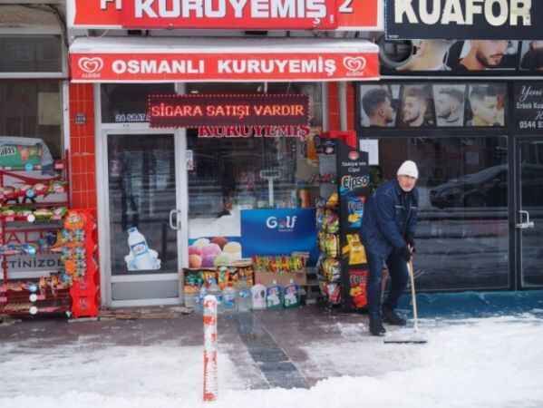 Oktay’ın resim çerçevesi Yozgat’ta beklene kar yağışı gerçekleşti. Gazetemiz köşe yazarlarından fotoğraf sanatçısı Oktay Yıldırım’ın objektifine kartpostallık manzaralar yansıdı. Yıldırım’ın ‘kar’ temalı fotoğraflarından baz 6