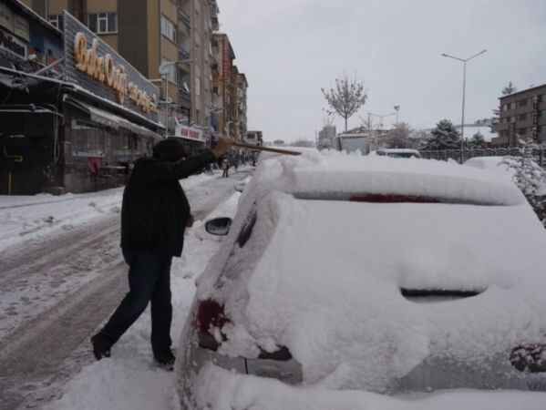 Oktay’ın resim çerçevesi Yozgat’ta beklene kar yağışı gerçekleşti. Gazetemiz köşe yazarlarından fotoğraf sanatçısı Oktay Yıldırım’ın objektifine kartpostallık manzaralar yansıdı. Yıldırım’ın ‘kar’ temalı fotoğraflarından baz 9