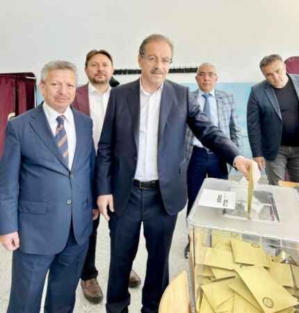 Yozgat'ta Siyasiler Oylarını Kullandı 10