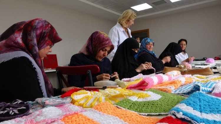 Yozgat'ta kadınlar depremin izlerini silmeye çalışıyor 3