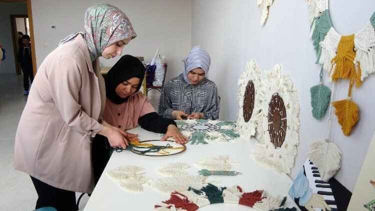 Yozgat'ta kadınlar depremin izlerini silmeye çalışıyor 5