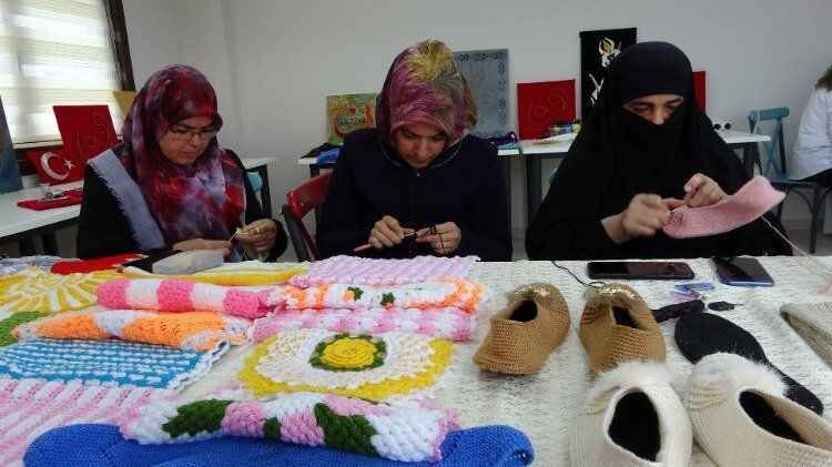Yozgat'ta kadınlar depremin izlerini silmeye çalışıyor 8