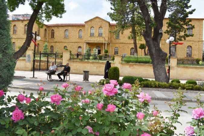Yozgat Belediyesi şehrin dört bir yanını güllerle bezedi 13