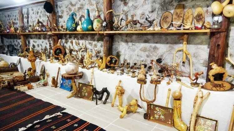 Kurumuş ağaç dalları ve kökleri usta ellerde sanat eserine dönüşüyor 3