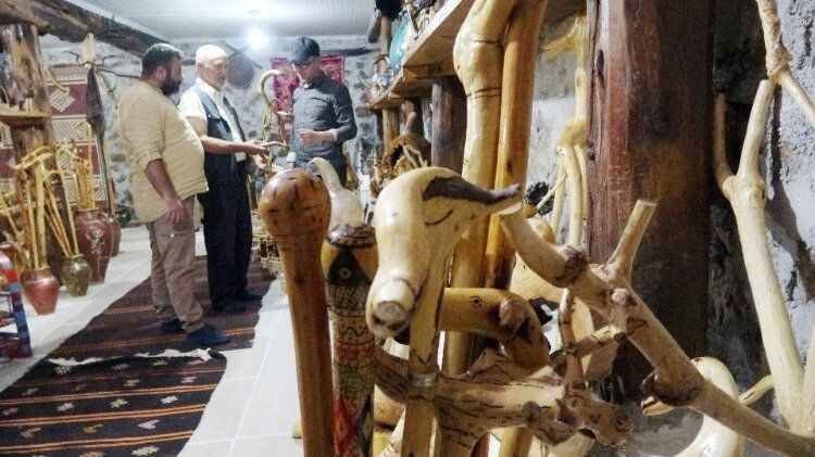Kurumuş ağaç dalları ve kökleri usta ellerde sanat eserine dönüşüyor 4