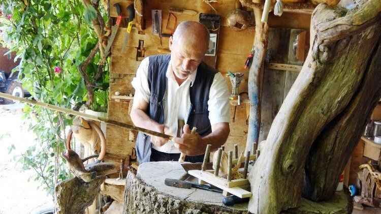Kurumuş ağaç dalları ve kökleri usta ellerde sanat eserine dönüşüyor 6