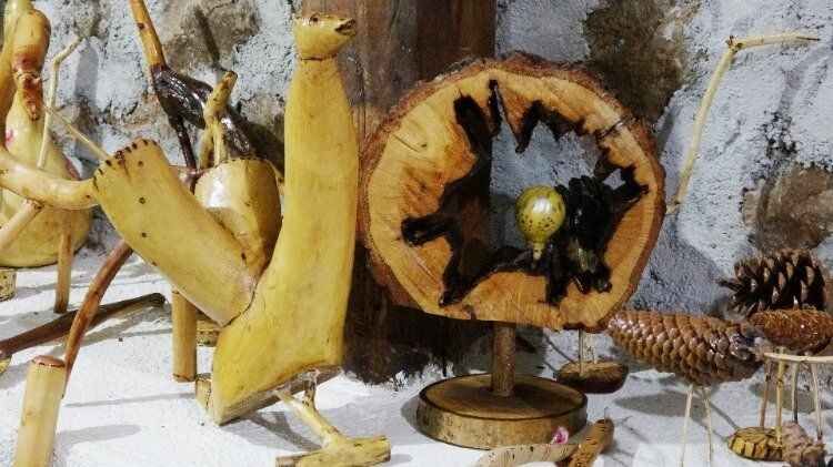 Kurumuş ağaç dalları ve kökleri usta ellerde sanat eserine dönüşüyor 7