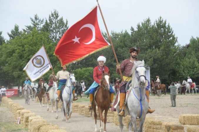 Türkiye Atlı Spor Dalları Federasyonunun düzenlediği, geleneksel ata sporu atlı okçuluk yarışmasının açılışı gerçekleşti. 5