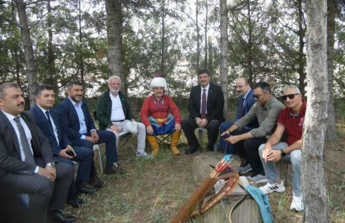 Türkiye Atlı Spor Dalları Federasyonunun düzenlediği, geleneksel ata sporu atlı okçuluk yarışmasının açılışı gerçekleşti. 8