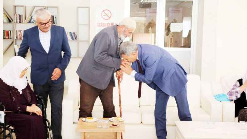 Vali Özkan Ulu Çınarlarla Bir Araya Geldi 7