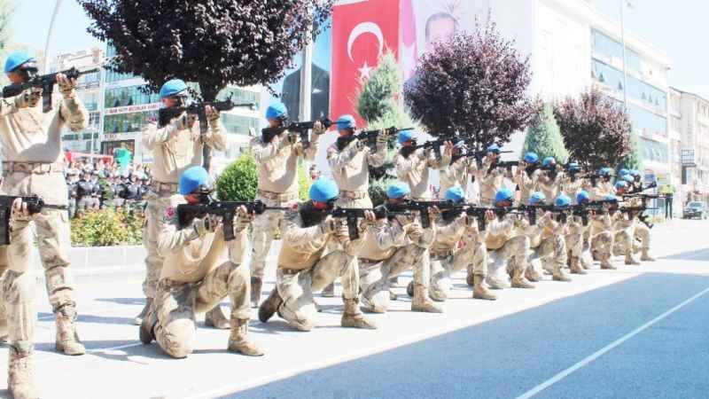 Yozgat İl Jandarma Alay Komutanlığına bağlı komando birliği, 30 Ağustos Zafer Bayramı kutlama töreninde özel gösteri yaptı 10