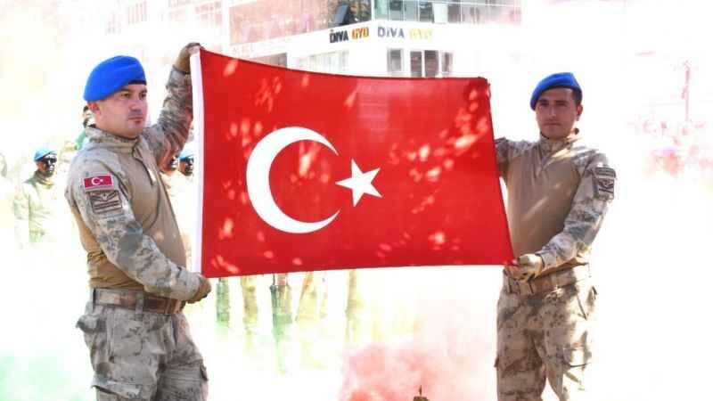 Yozgat İl Jandarma Alay Komutanlığına bağlı komando birliği, 30 Ağustos Zafer Bayramı kutlama töreninde özel gösteri yaptı 2