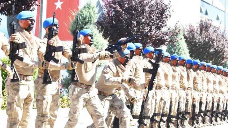 Yozgat İl Jandarma Alay Komutanlığına bağlı komando birliği, 30 Ağustos Zafer Bayramı kutlama töreninde özel gösteri yaptı 9