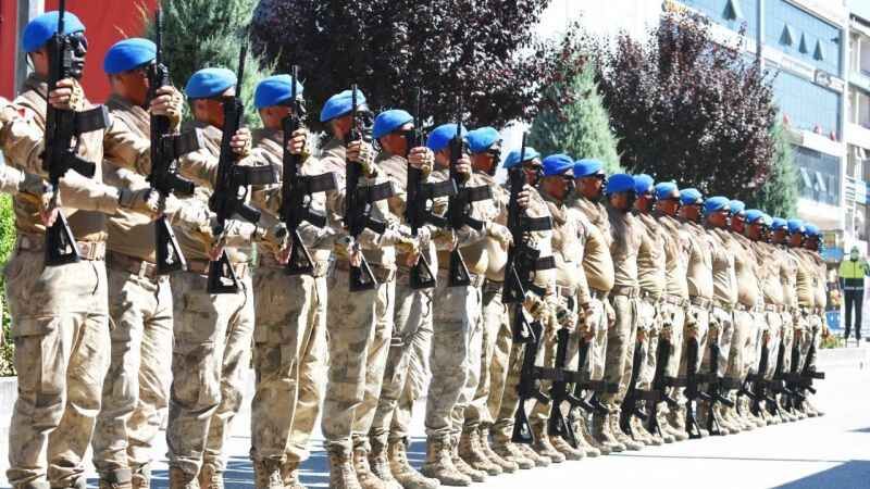 Yozgat İl Jandarma Alay Komutanlığına bağlı komando birliği, 30 Ağustos Zafer Bayramı kutlama töreninde özel gösteri yaptı 8