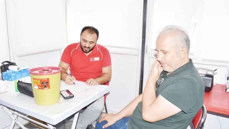 Yozgat Cumhuriyet Meydanı'nda Türk Kızılay Yozgat Şubesi kan almaya başladı 6