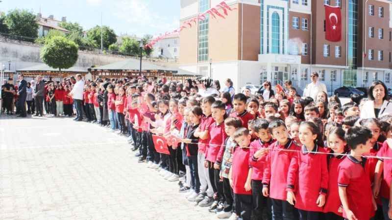 Yozgat'ta büyük özlem sona erdi, Binlerce öğrenci okullarına kavuştu... 2