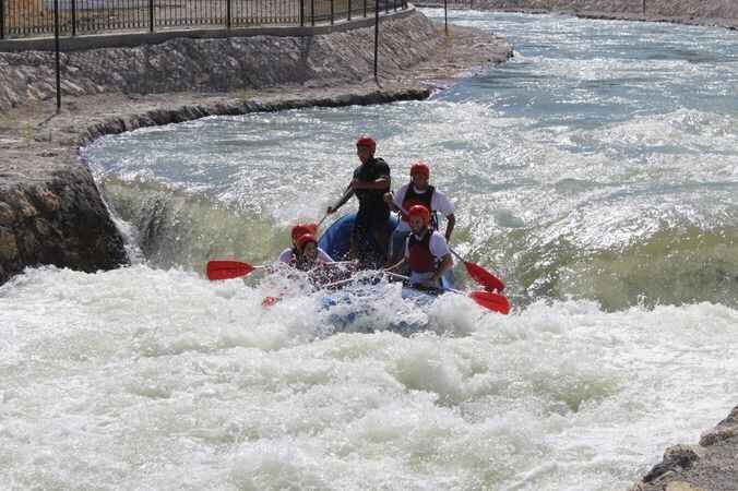 Yozgat Çekerek'te Rafting Heyecanı: Gençler Doğayla Mücadelede 10