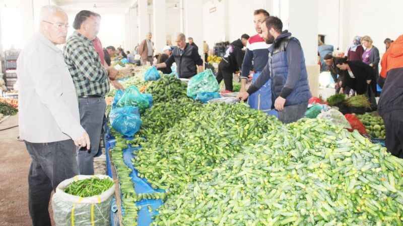 Yozgatlı'nın turşu mesaisi... Yozgat'ta köylü pazarlarında turşuluk ürünlere yoğun ilgi 3