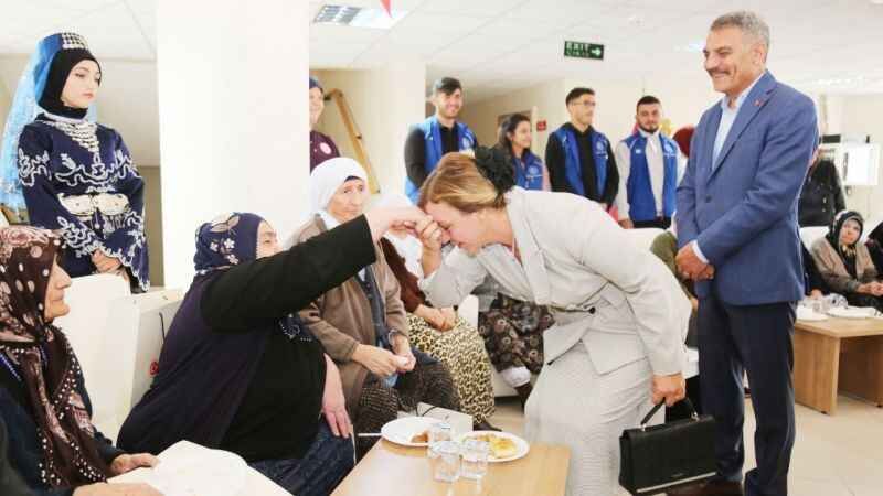 Yozgat’ta Ulu Çınarlar Unutulmadı: 1 Ekim Dünya Yaşlılar Günü Programı Düzenlendi 1