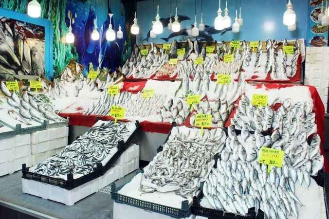 Karadeniz’den çıkan balığın üstü kurumadan o ilimizde tezgahlara zıplıyor! Denizi, gemileri yok ama Türkiye'nin en taze balıkları burada 1