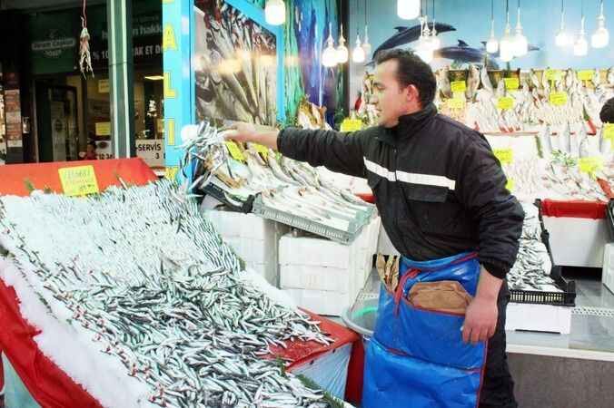 Karadeniz’den çıkan balığın üstü kurumadan o ilimizde tezgahlara zıplıyor! Denizi, gemileri yok ama Türkiye'nin en taze balıkları burada 4