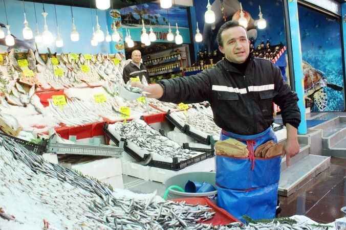 Karadeniz’den çıkan balığın üstü kurumadan o ilimizde tezgahlara zıplıyor! Denizi, gemileri yok ama Türkiye'nin en taze balıkları burada 6