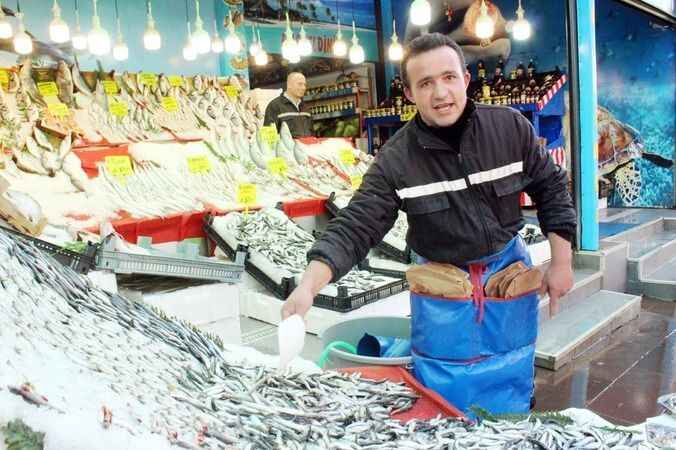 Karadeniz’den çıkan balığın üstü kurumadan o ilimizde tezgahlara zıplıyor! Denizi, gemileri yok ama Türkiye'nin en taze balıkları burada 9