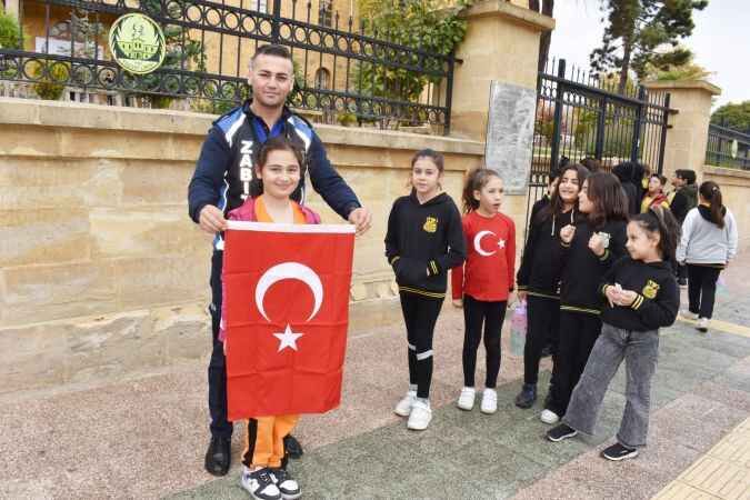 Yozgat Cumhuriyet Coşkusunu Bayraklarla Yaşıyor: Belediyeden Vatandaşlara Özel Dağıtım! 5
