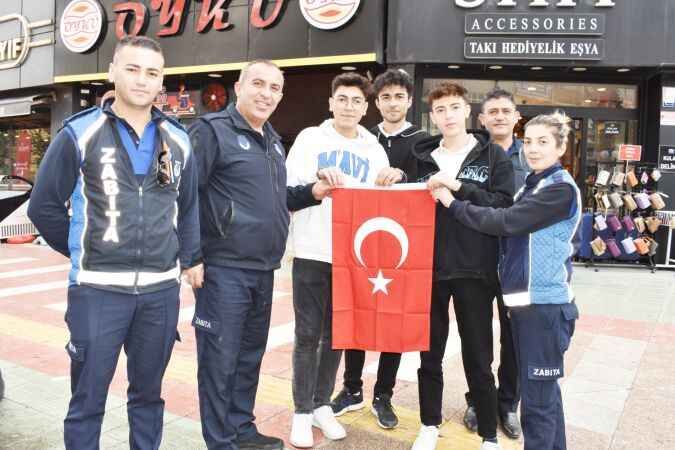 Yozgat Cumhuriyet Coşkusunu Bayraklarla Yaşıyor: Belediyeden Vatandaşlara Özel Dağıtım! 3