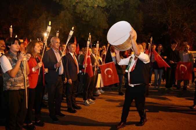 Gölbaşı, Cumhuriyet’in 100. Yılında Meşalelerle Aydınlandı 11