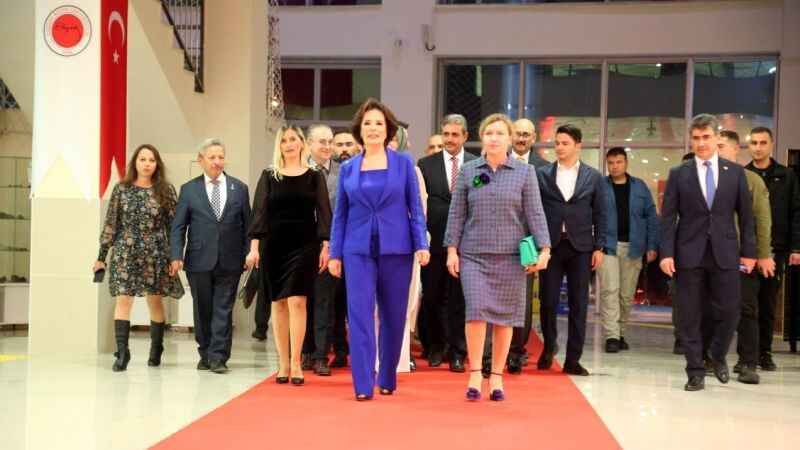 Yozgat böyle rüzgar görmedi: Yıldızlar geçidi, kırmızı halı, sanat! 16