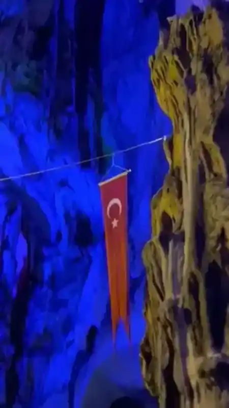 Tarihi Değeri ve Güzelliğiyle Yalan Dünya Mağarası: Ziyaretçi Akınına Uğruyor 7
