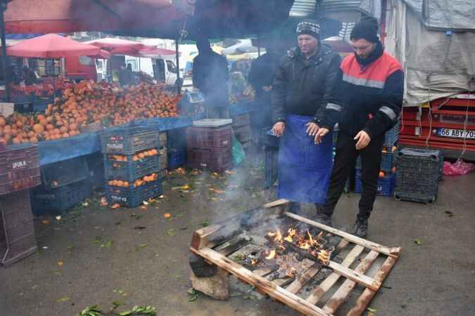 Yağış ile birlikte pazarcı esnafının işleri de düştü 7
