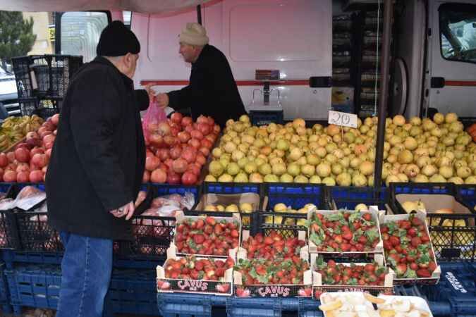 Yağış ile birlikte pazarcı esnafının işleri de düştü 5