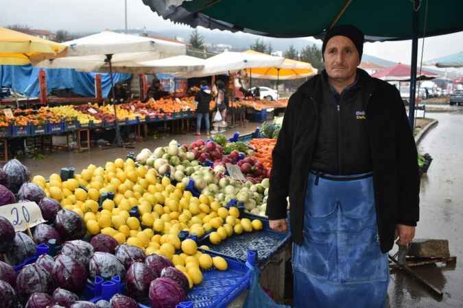 Yağış ile birlikte pazarcı esnafının işleri de düştü 2