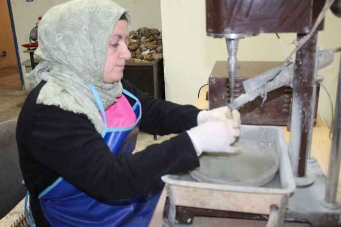 Burada kadınlar ‘ekmeğini taştan’ çıkarıyor 7