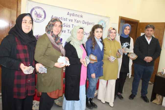 Burada kadınlar ‘ekmeğini taştan’ çıkarıyor 2