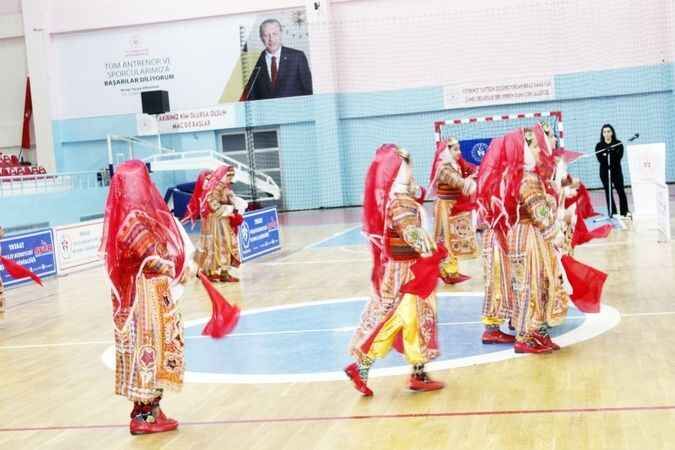 Yozgat Halk Oyunları Yarışması Büyüledi! 9