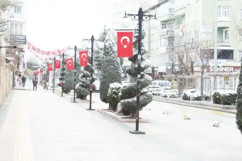 Mart Kapıdan Baktırıyor: Yozgat'a Kış Geri Döndü! 7