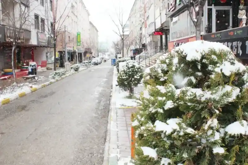 Mart Kapıdan Baktırıyor: Yozgat'a Kış Geri Döndü! 8
