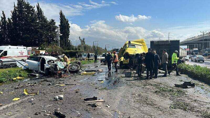 Tır Karşı Şeride Geçince 6 Kişi Öldü 3
