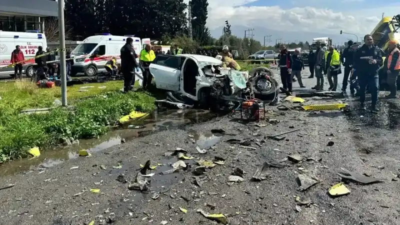 Tır Karşı Şeride Geçince 6 Kişi Öldü 5