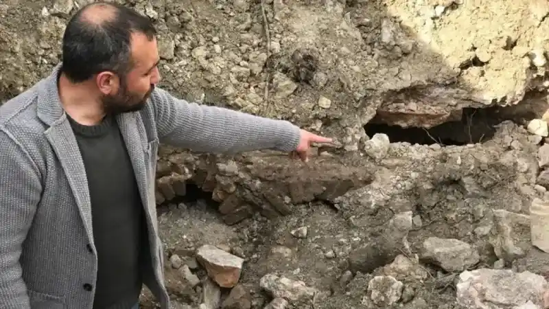 Çiftçi Traktörüyle Tarla Sürerken Pulluğuna Takıldı! 5000 Yıllık Tarih Fışkırdı, Yetkililer Devreye Girdi 2