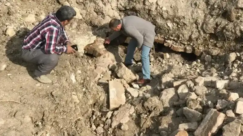 Çiftçi Traktörüyle Tarla Sürerken Pulluğuna Takıldı! 5000 Yıllık Tarih Fışkırdı, Yetkililer Devreye Girdi 10