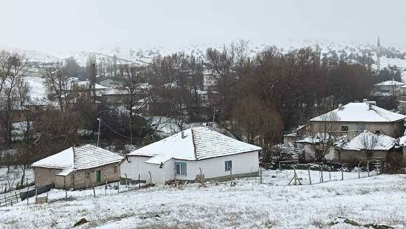 Yozgat’ta Nisan Ayında Kar Sürprizi: Gököz Köyü’nün Beyaz Örtüsü 7