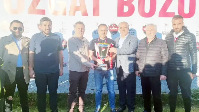 Yozgat'ta Şampiyonluk Coşkusu: Bozokspor Kupasını Kaldırdı! 6
