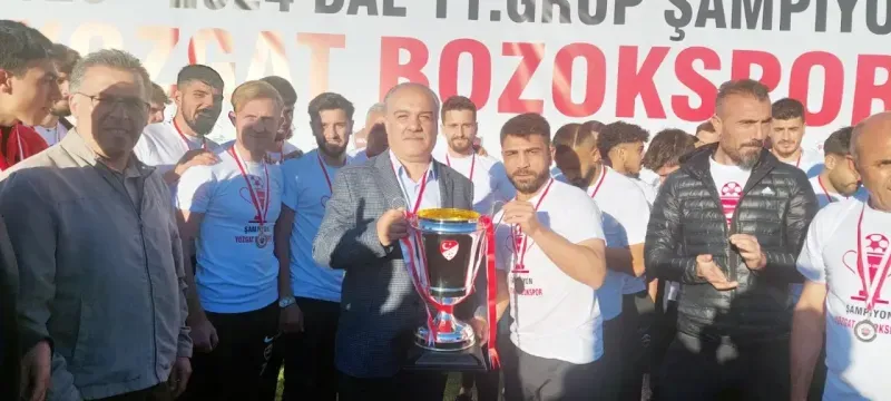 Yozgat'ta Şampiyonluk Coşkusu: Bozokspor Kupasını Kaldırdı! 5