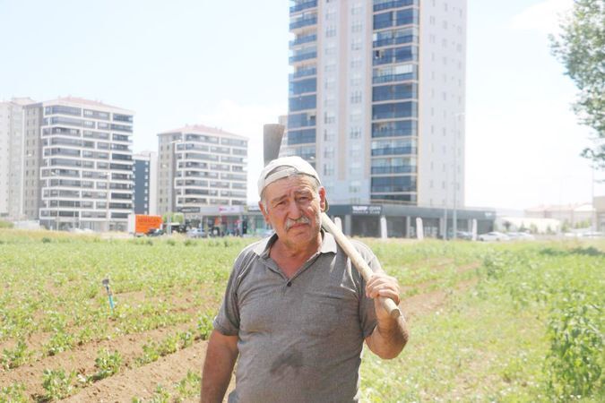 Apartmanlar Arasında Kalan Bir Çiftçi! 4