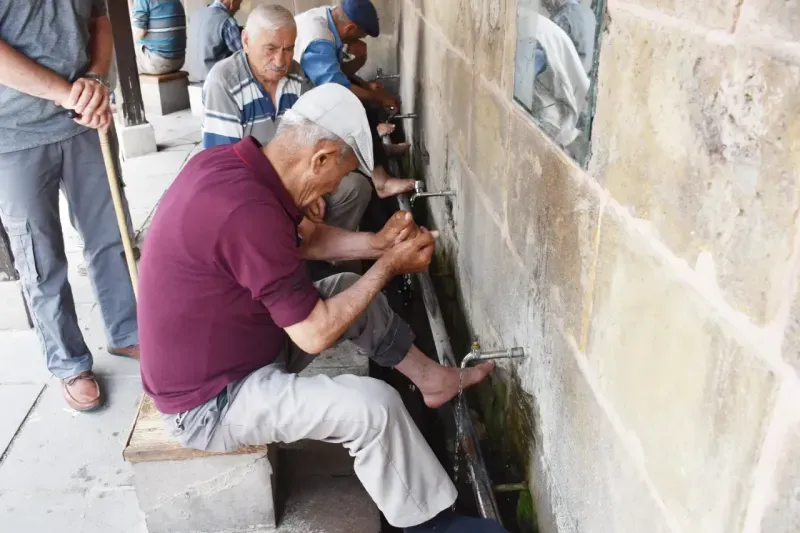 Yozgat Çapanoğlu Büyük Cami’nde 7’den 70’e Cuma Namazı! 7