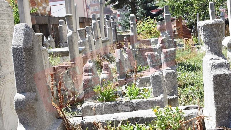 Yozgat Camilerinde Asırlık Mezarlar: Tarihin Sessiz Tanıkları! 1